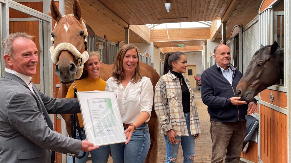 Gruppenbild mit Pferd, Hofgut Liederbach Geschäftsführung und DEKRA Beamten mit Zertifikat