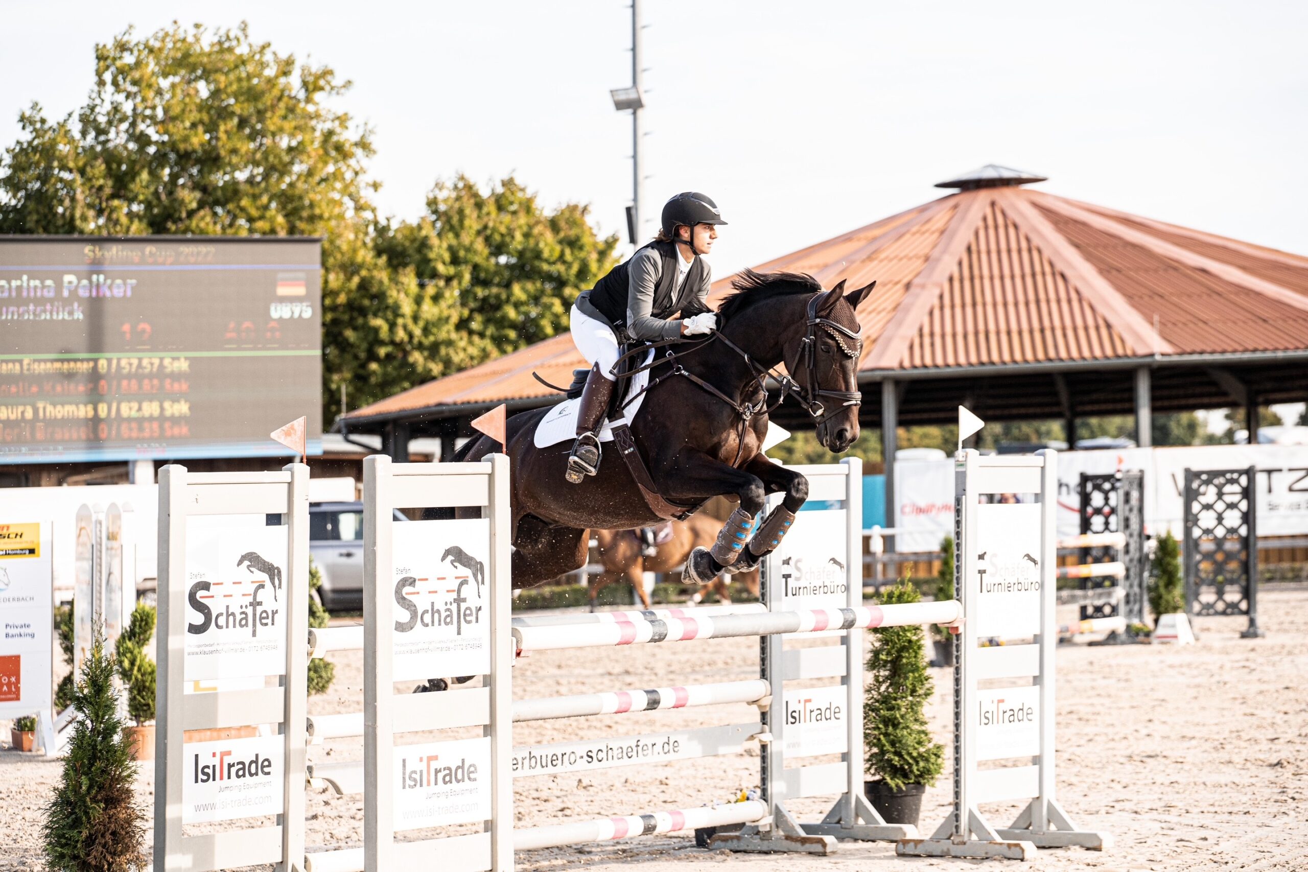 Carina Peiker auf ihrem Pferd Kunststück_im Sprung über Hindernis