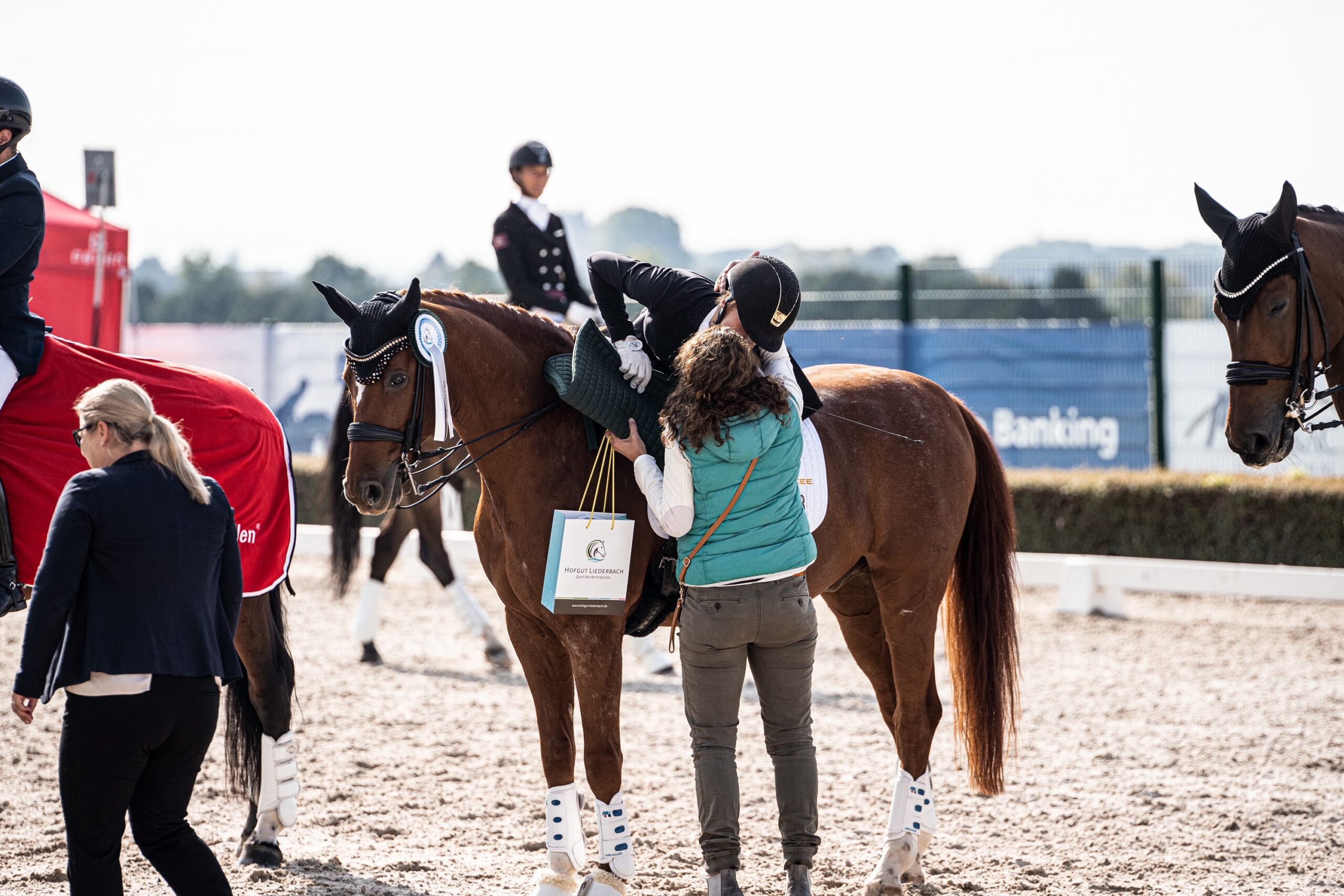 Carina Peiker auf ihrem Lord Carnaby bei Siegerehrung mit Susanne Peiker