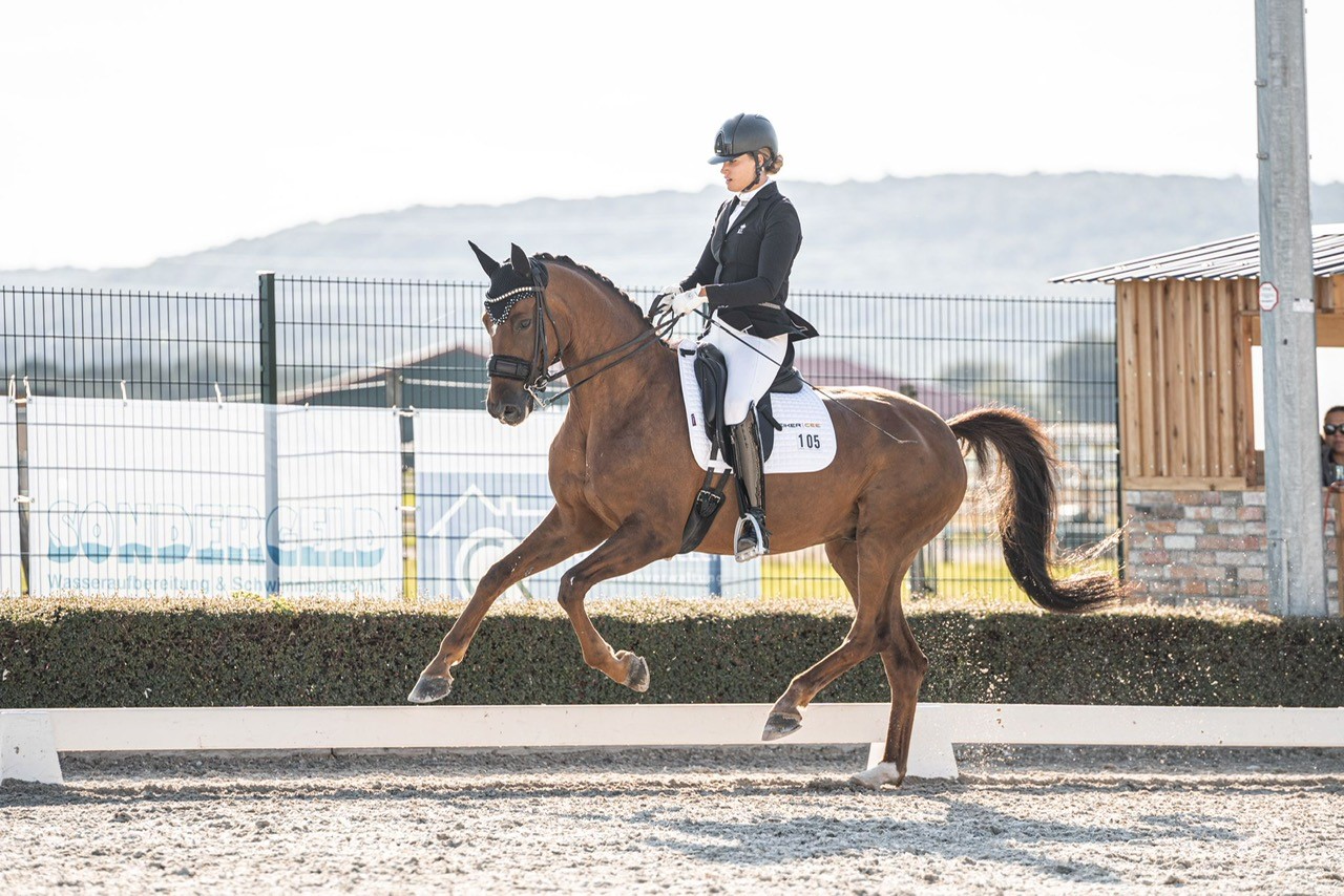 Ella-Alea Maulhardt auf dem Pferd Bernstein im Galopp