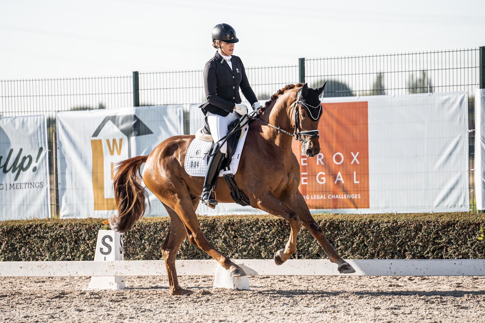 Ella-Alea Maulhardt auf dem Pferd Edelstolz im Trab