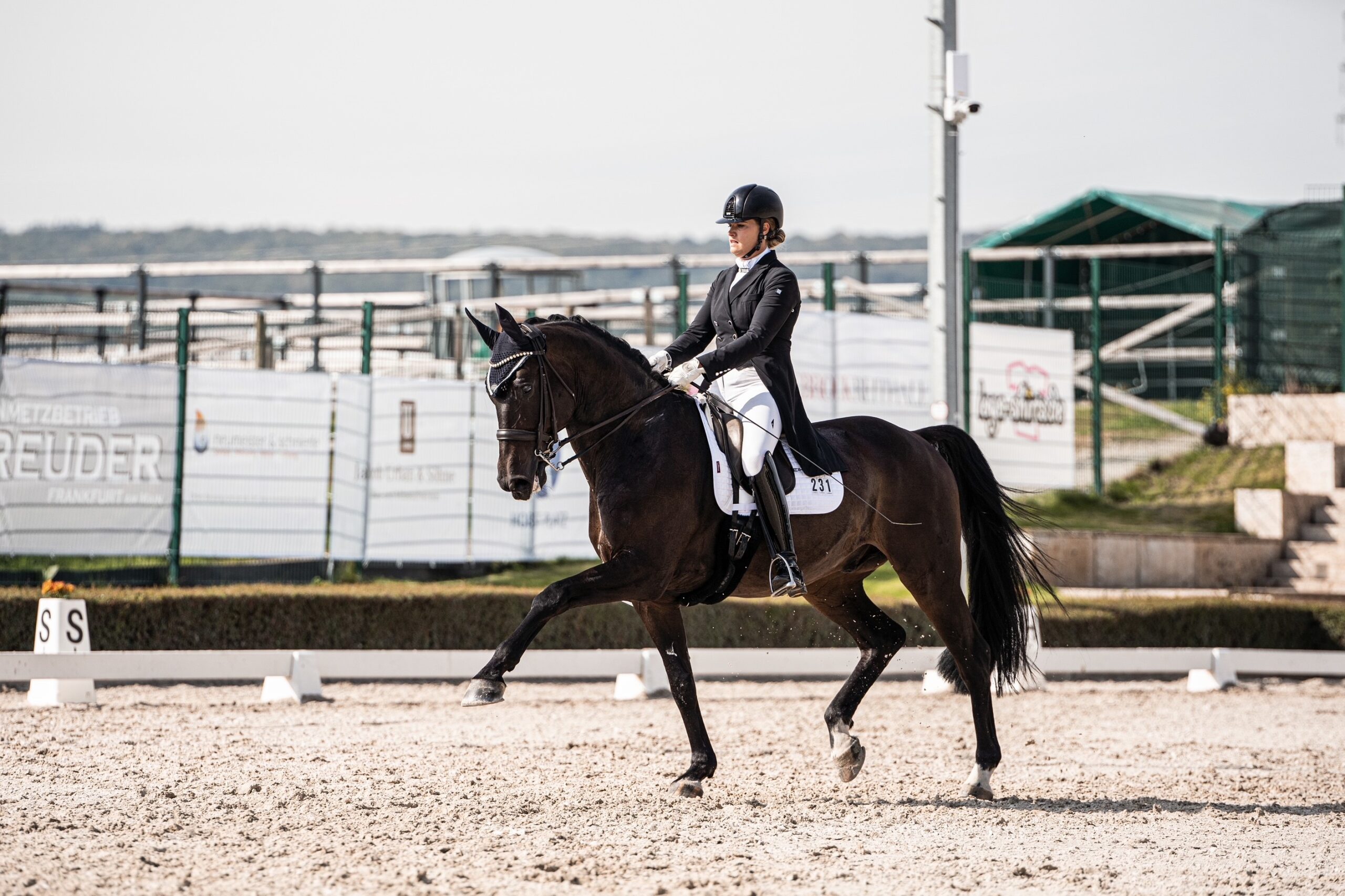 Ella-Alea Maulhardt auf dem Pferd Solist im Trab