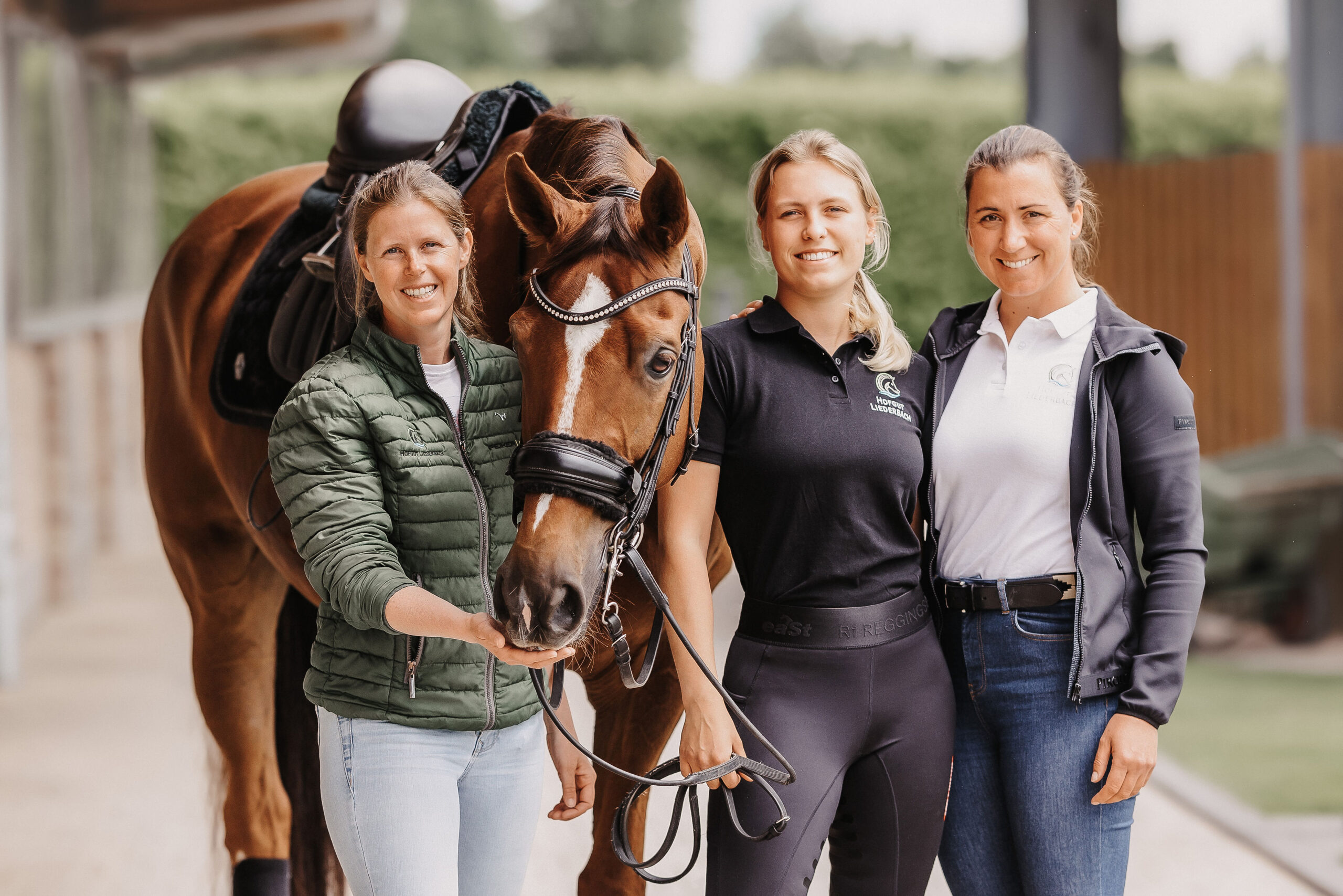 Hofgut Liederbach Team mit Kristina Fascher, Lola Nord, Daniela Büdenbender und einem Pferd