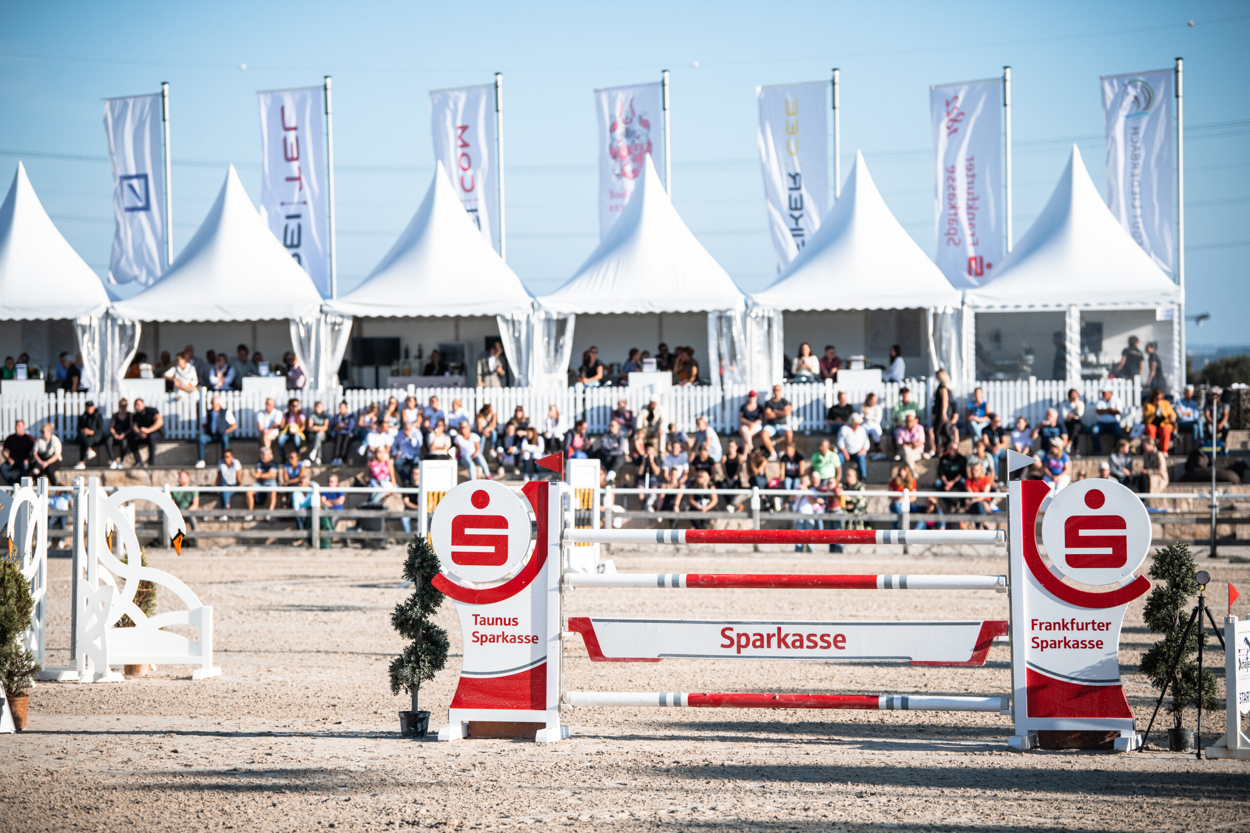 Skyline Cup Springplatz Blick au die Tribüne mit VIP-Zelt