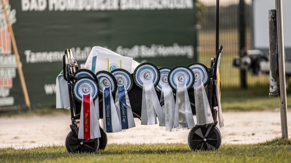 Skyline Cup Wagen mit Siegerschleifen