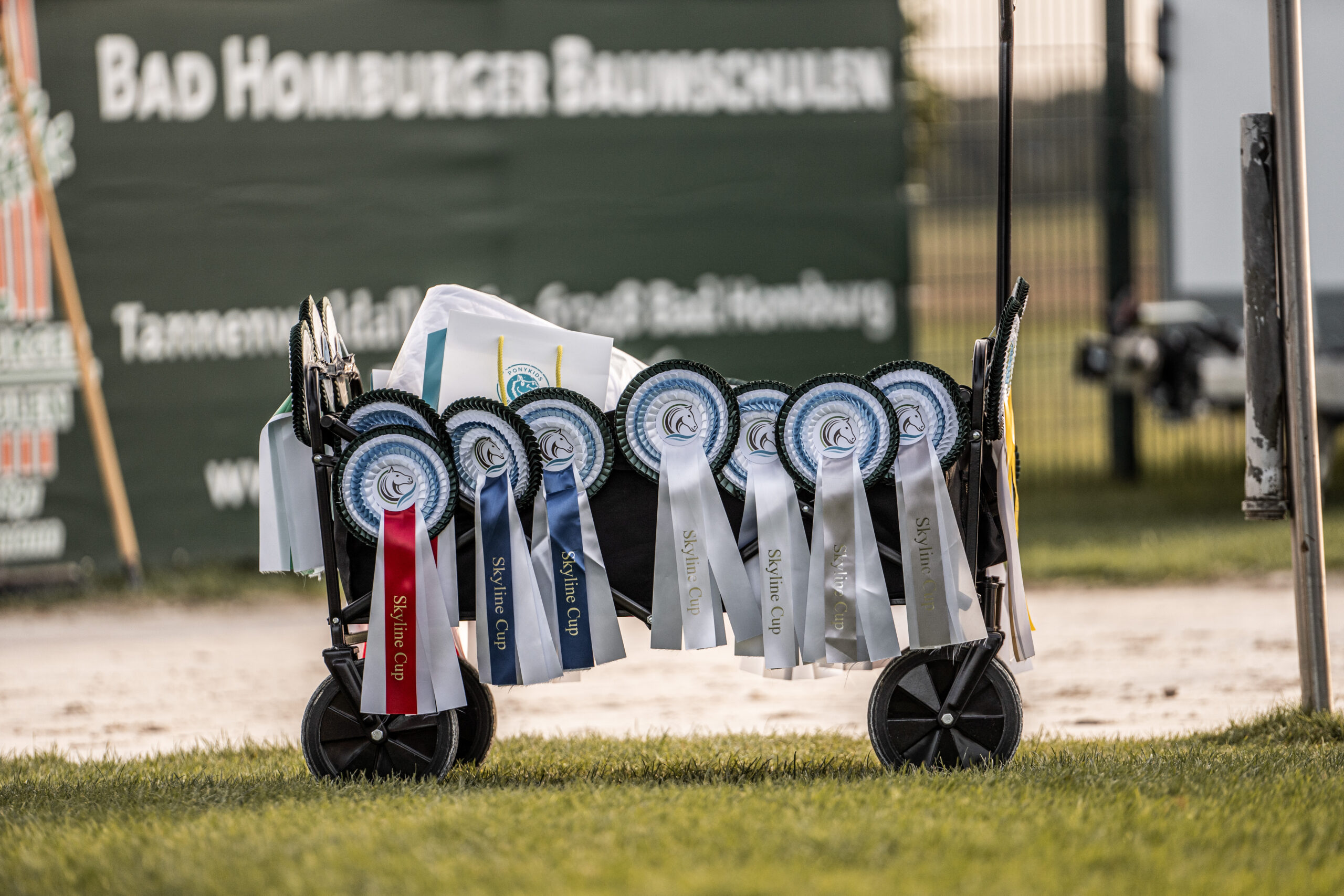 Skyline Cup Wagen mit Siegerschleifen