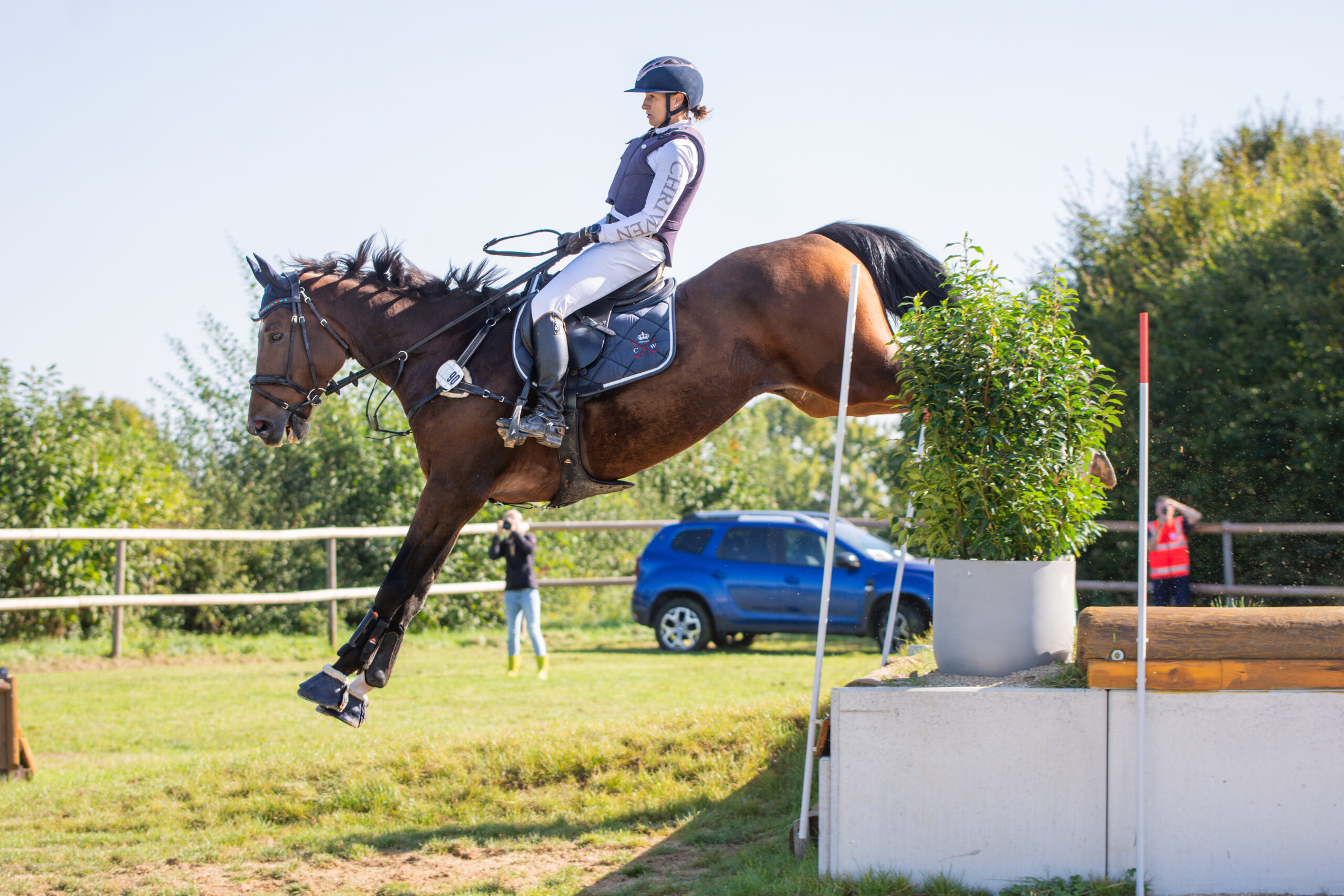 Skyline Cup Geländestreck Sprung mit Pferd abwärts