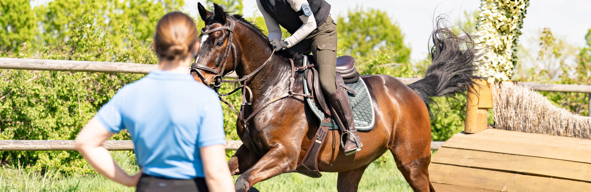 Daniela Büdenbender erteilt Springreiterin Reitunterricht