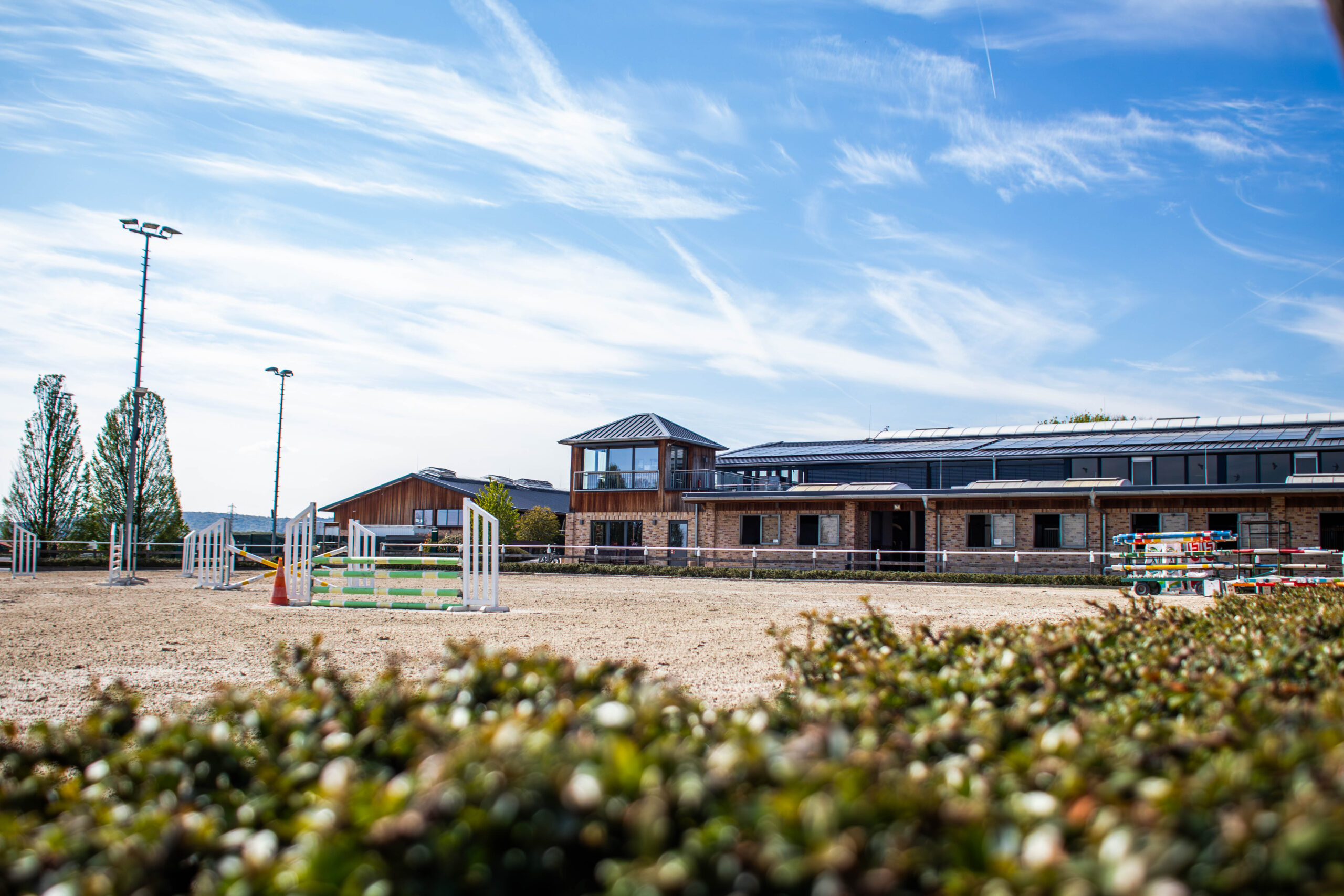 Springplatz mit Blick auf Stall Stallgebäude des Hofguts Liederbach
