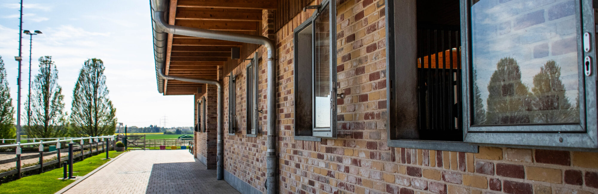 Hofgut Liederbach Stallgebäude mit offenen Fenstern